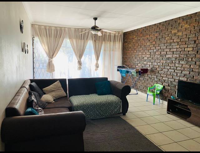 3 BEDROOM FLAT FOR SALE IN VEREENIGING CENTRAL